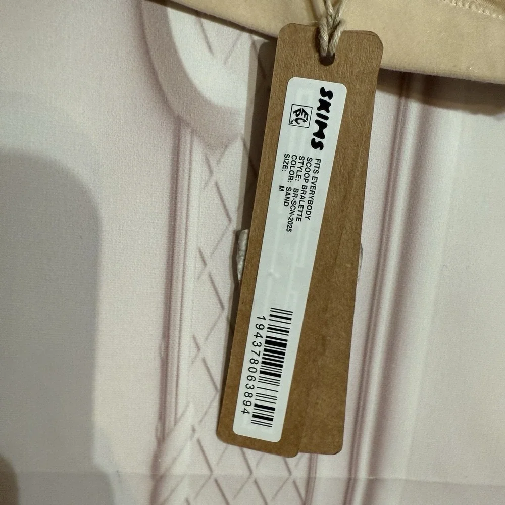 SKIMS Fits Everybody Scoop Neck Bralette Bra Size Medium In Sand NWT - Picture 4 of 6
